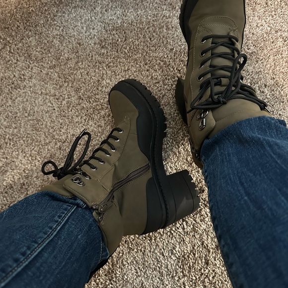 Falls Creek Army Green and black stylish heeled combat boots size 9 - Picture 3 of 7